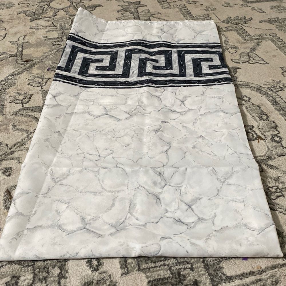 Shower curtain in white, gray and black